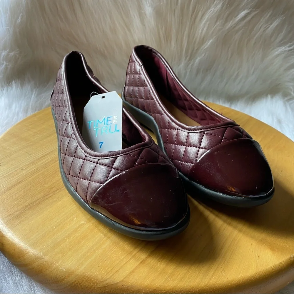 Time and Tru Quilted Flats - Burgundy and Black Women’s Size 7 Slip On Shoes‎